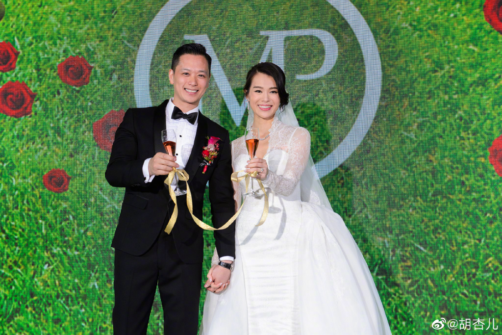 胡杏儿和老公纪念结婚六周年一家五口幸福有爱