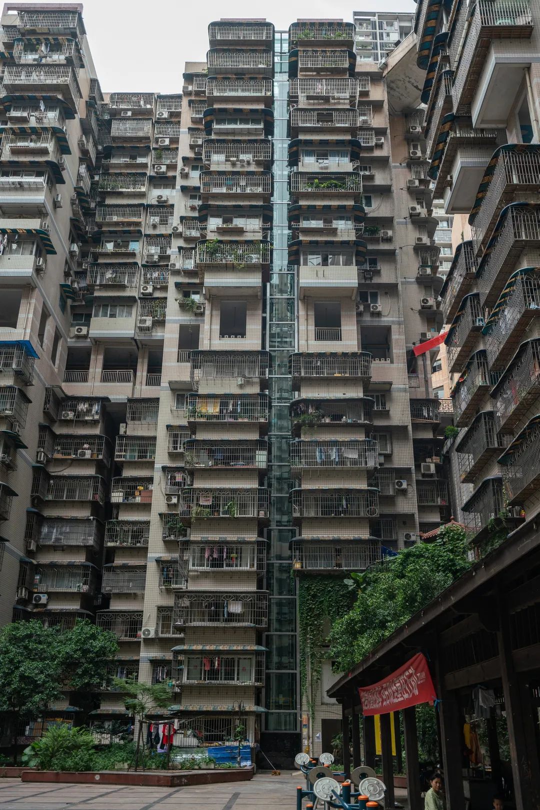 朝天门都市庭院6单元完成加装电梯，该项目是重庆市最高老旧住宅加装电梯项目  市市场监管局供图