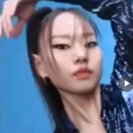 又是“眯眯眼”？奔驰广告“翻车”，网友吵起来了！