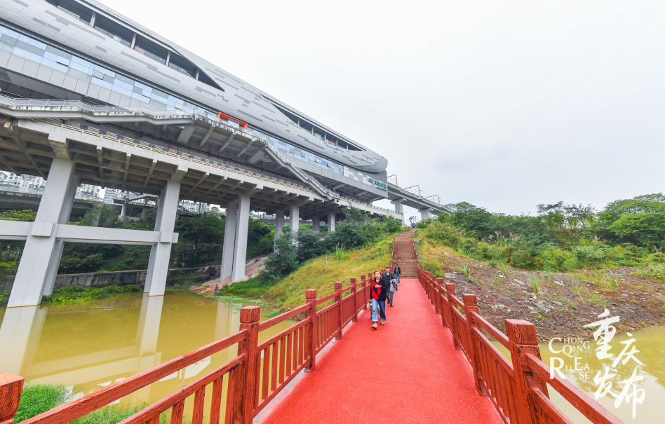 刘家坪轨道站新建红色步道和跨河栈桥  邹乐 摄