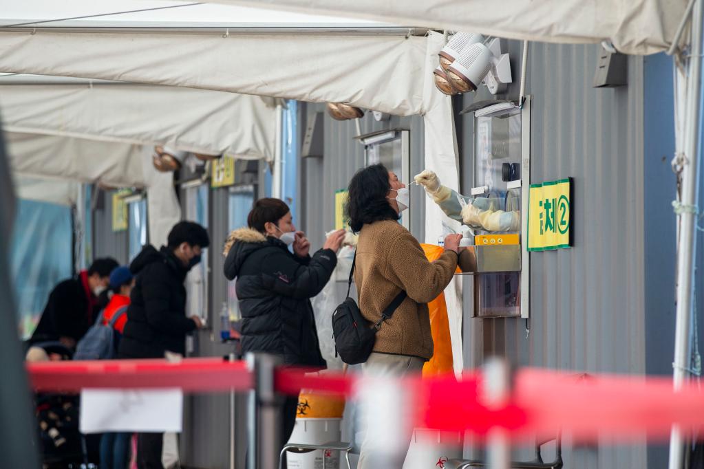 12月11日，在韩国首尔广场新冠检测点，民众接受核酸采样。新华社记者王益亮摄