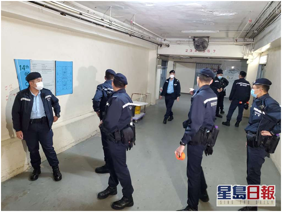 警方人员今早到“立场新闻”办公室搜查。图自香港“星岛网”