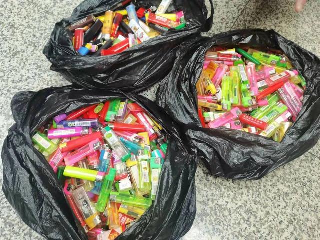 女子携带700多个火机欲乘高铁,被铁路警方拘留休闲区蓝鸢梦想 - Www.slyday.coM 女子携带700多个火机欲乘高铁,被铁路警方拘留休闲区蓝鸢梦想 - Www.slyday.coM