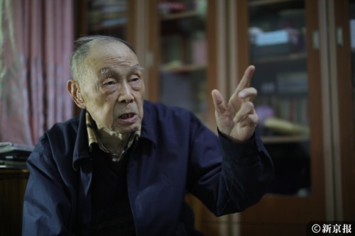  2021年12月16日，合肥，张崇岫在向新京报记者讲述抗美援朝经历。新京报记者 王嘉宁 摄