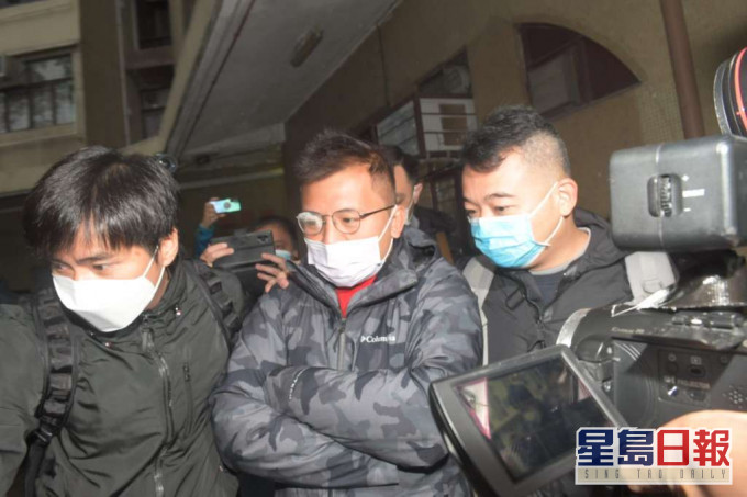 “立场新闻”副采访主任陈朗升（中）涉嫌串谋发布煽动刊物罪今早被捕。图自香港“星岛网”