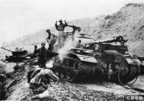 1951年5月，朝鲜江口洞，美国陆军第24步兵师坦克队士兵向中国人民志愿军第20军59师战士举手投降。 张崇岫 摄