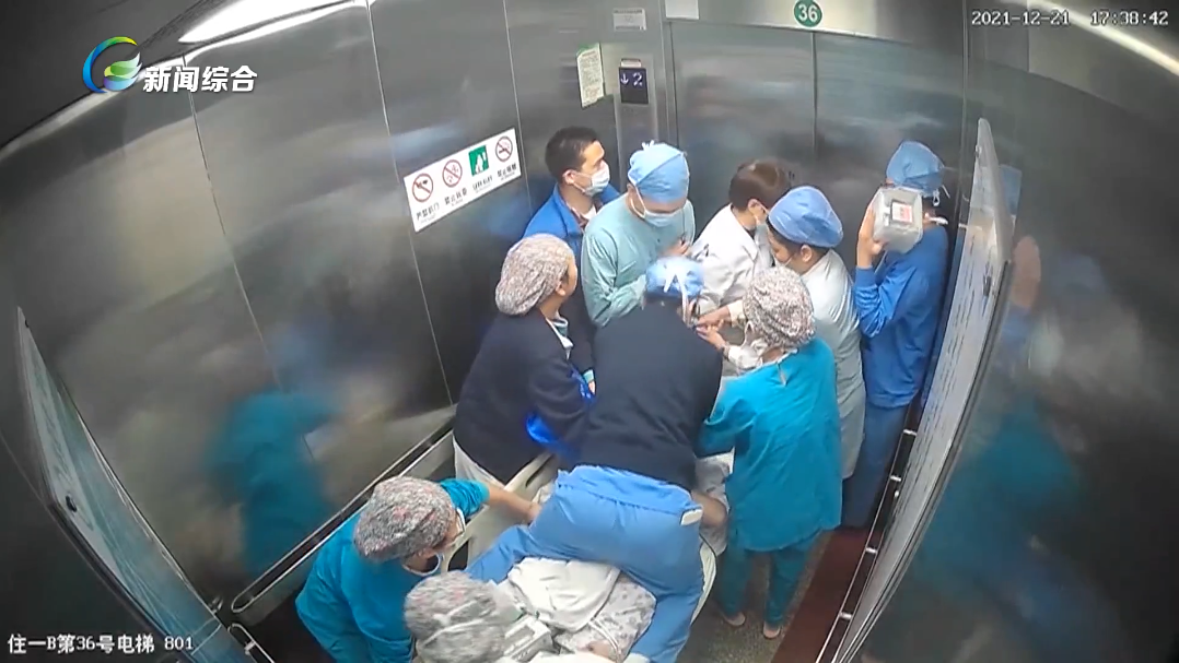 产妇突发羊水栓塞 医护上演“生死时速”休闲区蓝鸢梦想 - Www.slyday.coM 产妇突发羊水栓塞 医护上演“生死时速”休闲区蓝鸢梦想 - Www.slyday.coM