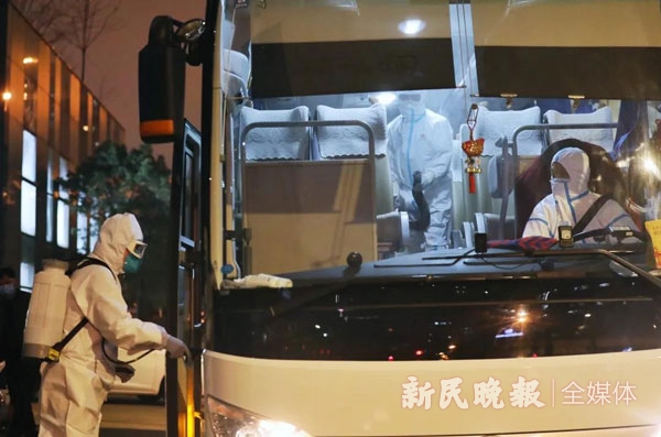 图说:防疫人员对车进行消毒。周馨 摄