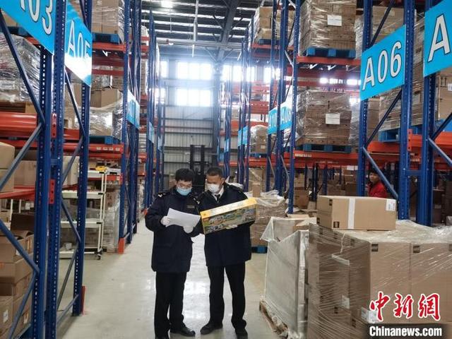 图为:温州跨境电商监管仓库一角,海关工作人员对入区货物进行监管。 陈斌 摄
