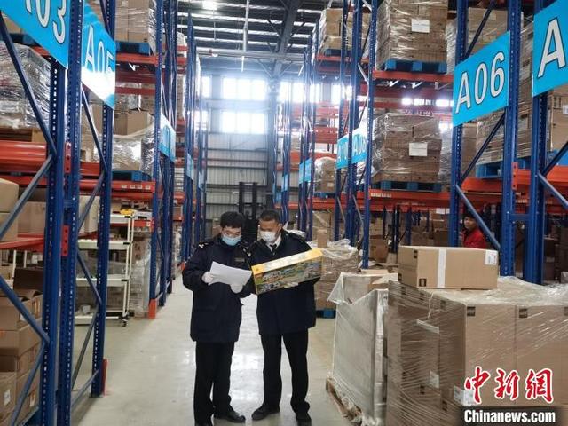 图为：温州跨境电商监管仓库一角，海关工作人员对入区货物进行监管。 陈斌 摄