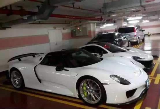 保时捷女司机占车位,仗着车贵不挪车,被大众“泰山压顶”休闲区蓝鸢梦想 - Www.slyday.coM 保时捷女司机占车位,仗着车贵不挪车,被大众“泰山压顶”休闲区蓝鸢梦想 - Www.slyday.coM