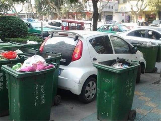 保时捷女司机占车位,仗着车贵不挪车,被大众“泰山压顶”休闲区蓝鸢梦想 - Www.slyday.coM 保时捷女司机占车位,仗着车贵不挪车,被大众“泰山压顶”休闲区蓝鸢梦想 - Www.slyday.coM