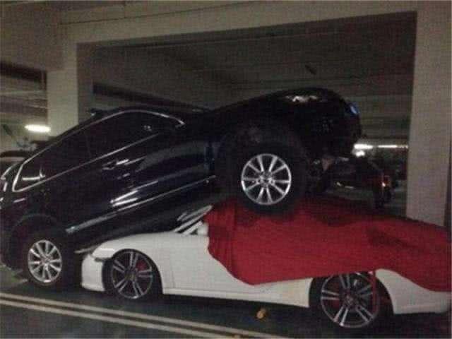 保时捷女司机占车位,仗着车贵不挪车,被大众“泰山压顶”休闲区蓝鸢梦想 - Www.slyday.coM 保时捷女司机占车位,仗着车贵不挪车,被大众“泰山压顶”休闲区蓝鸢梦想 - Www.slyday.coM