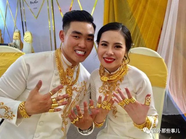 越南夫妻大婚，婚礼上新娘姐姐送新郎70万