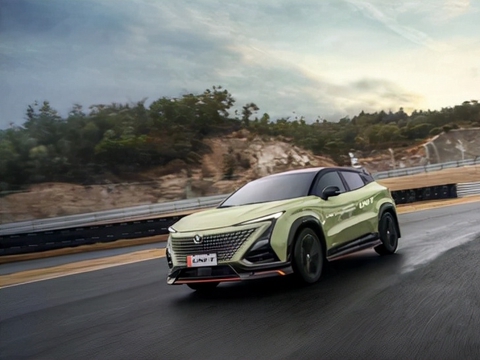 年轻人看过来！15万左右一步到位，还给配2.0T+8AT？