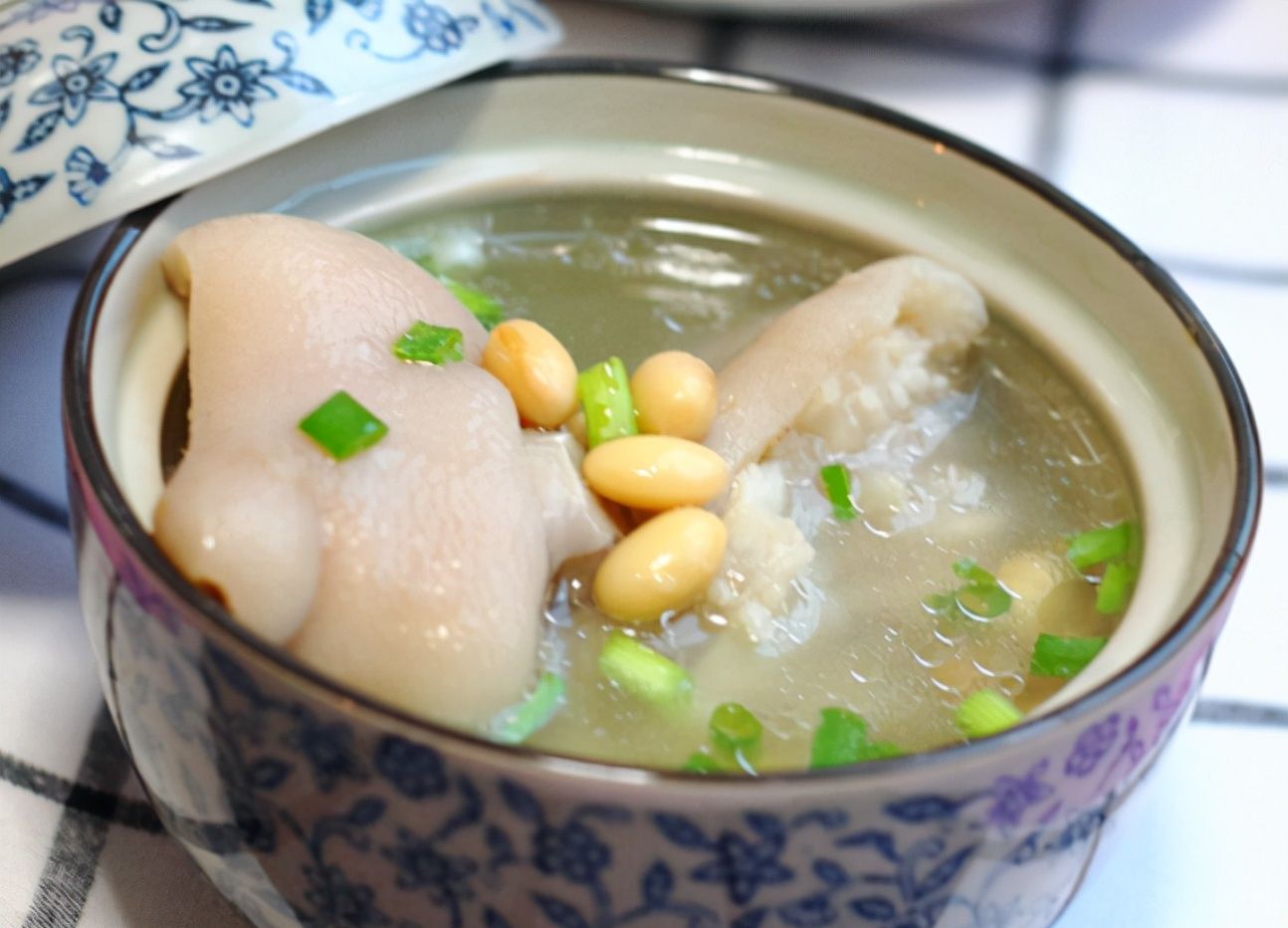 教你一道猪蹄黄豆汤的家常做法，步骤详细，汤鲜味美，汤汁奶白 - 哔哩哔哩