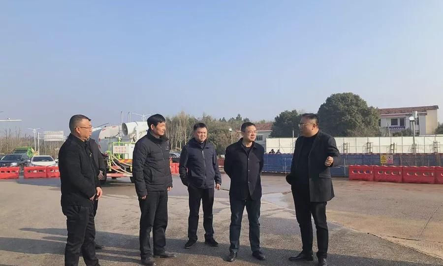 刘程志一行先后前往畈中村,双塘村,阁子市社区和黄梅港社区,详细了解