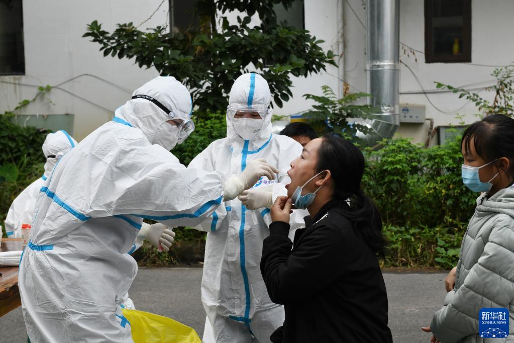 12月27日，居民在云南省景洪市一处检测点进行核酸检测。新华社发（李云生 摄）