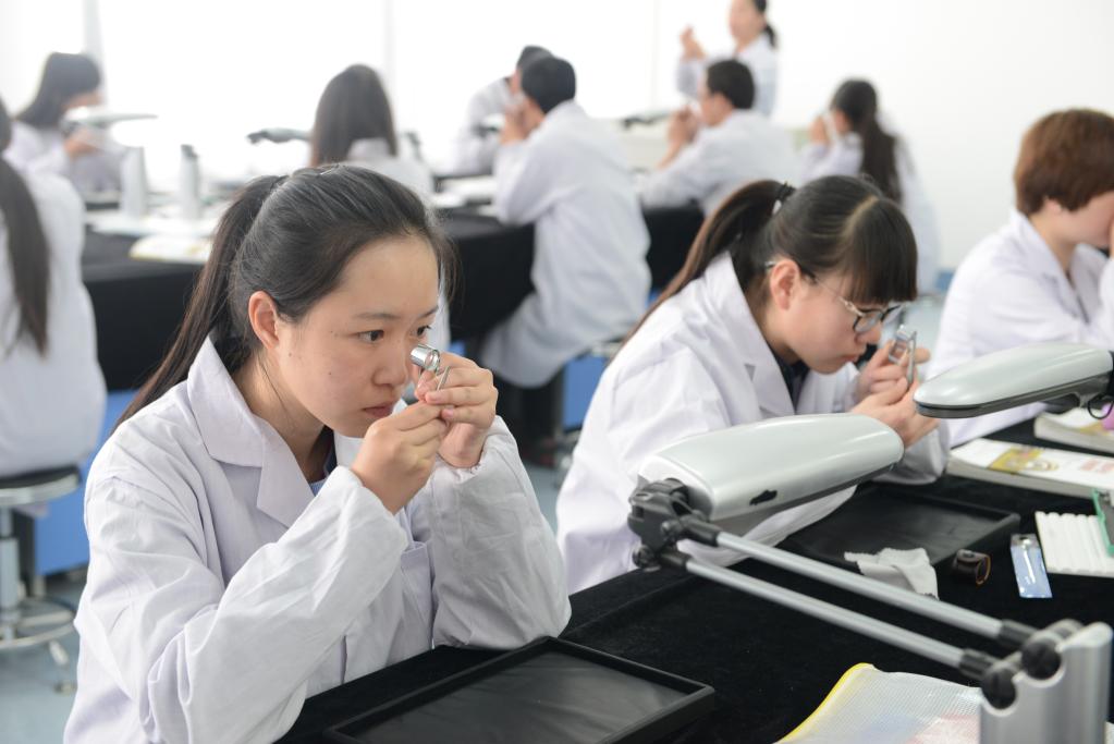 兰州资源环境职业技术大学地质和珠宝学院学生参加实训。(受访者供图)