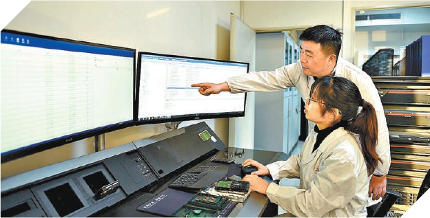 图为湖北省检察院检察技术干警在进行电子取证。 