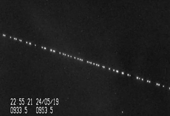 2019年5月，美国天文爱好者拍摄到的星链卫星 视频截图