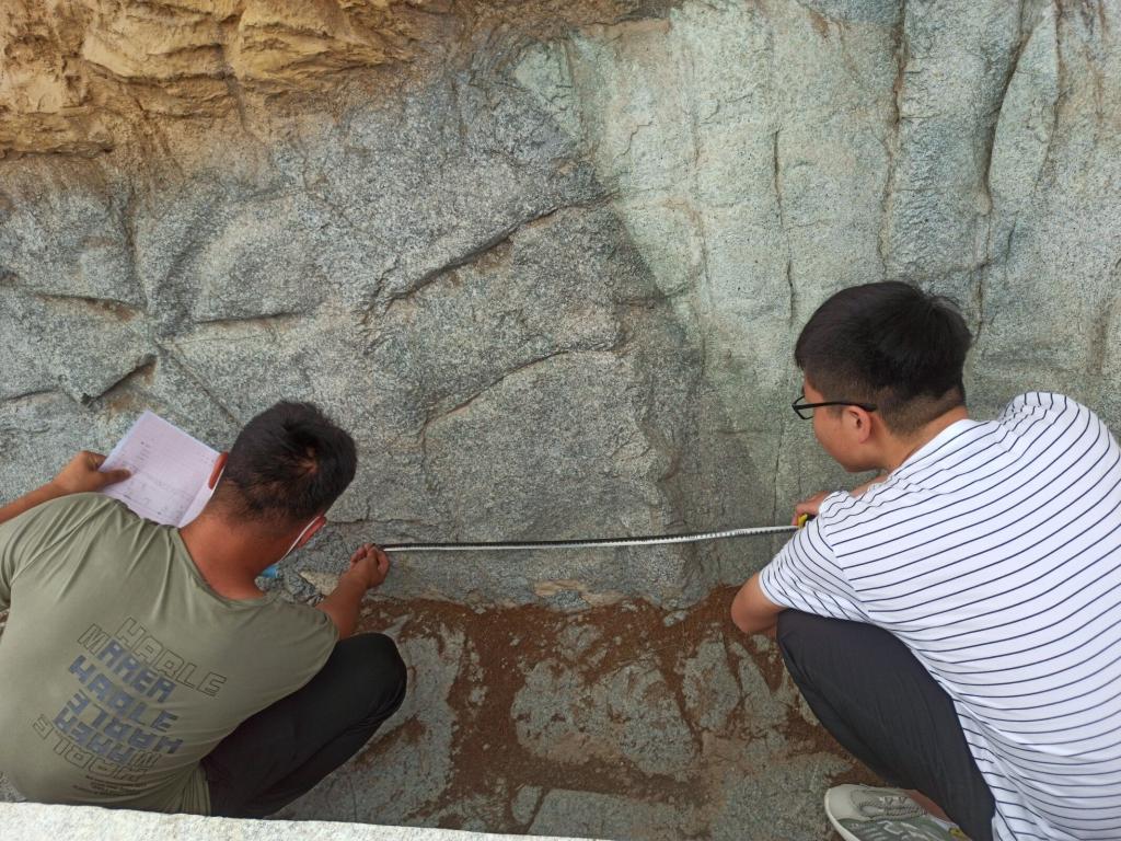 兰州资源环境职业技术大学水文与地质工程专业学生在野外实习。(受访者供图)