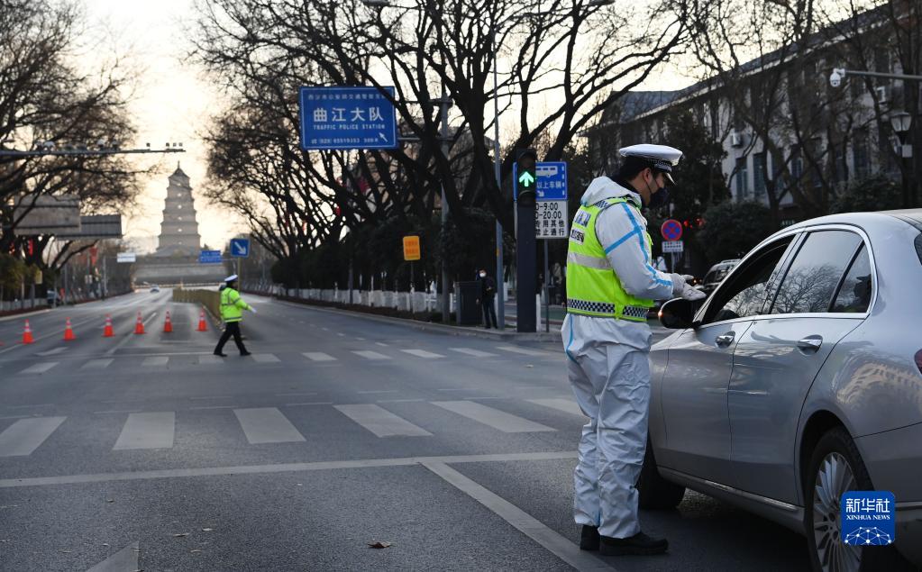 12月29日，民警在西安市雁塔北路执勤。新华社记者 陶明 摄