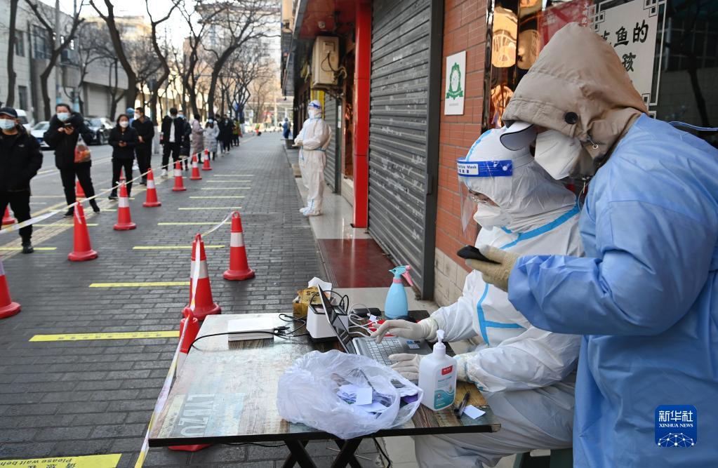 12月29日，市民在西安市皇城西路排队进行核酸检测。新华社记者 陶明 摄