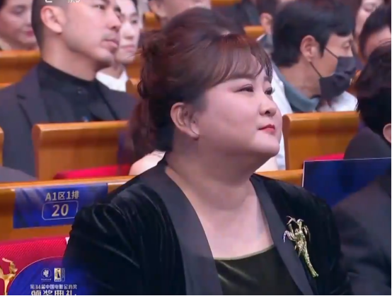 金鸡奖的微表情大赏：贾玲只对张小斐笑，张子枫没拿奖全程黑脸