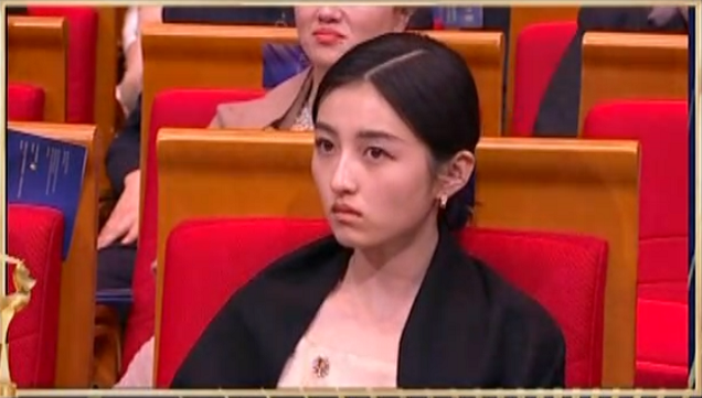 金鸡奖的微表情大赏：贾玲只对张小斐笑，张子枫没拿奖全程黑脸