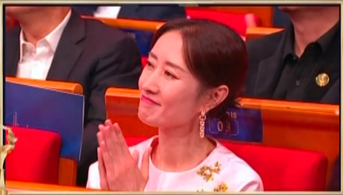 金鸡奖的微表情大赏：贾玲只对张小斐笑，张子枫没拿奖全程黑脸