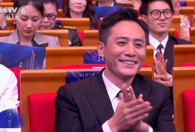 金鸡奖的微表情大赏：贾玲只对张小斐笑，张子枫没拿奖全程黑脸