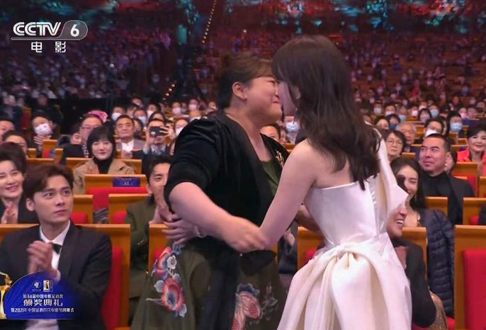 金鸡奖的微表情大赏：贾玲只对张小斐笑，张子枫没拿奖全程黑脸