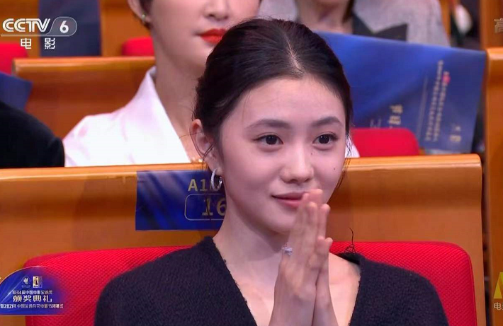 金鸡奖的微表情大赏：贾玲只对张小斐笑，张子枫没拿奖全程黑脸