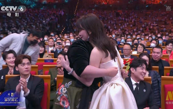 金鸡奖的微表情大赏：贾玲只对张小斐笑，张子枫没拿奖全程黑脸