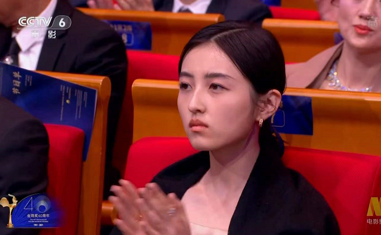金鸡奖的微表情大赏：贾玲只对张小斐笑，张子枫没拿奖全程黑脸