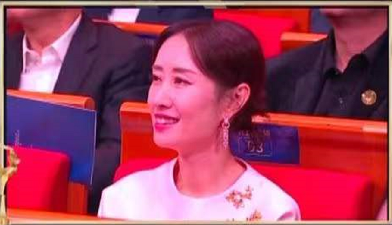 金鸡奖的微表情大赏：贾玲只对张小斐笑，张子枫没拿奖全程黑脸