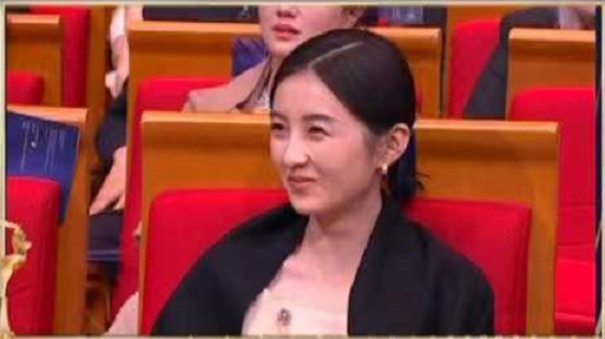 金鸡奖的微表情大赏：贾玲只对张小斐笑，张子枫没拿奖全程黑脸