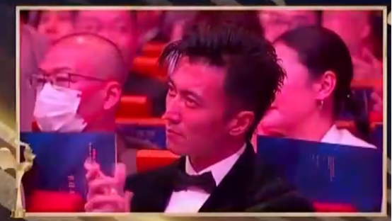 金鸡奖的微表情大赏：贾玲只对张小斐笑，张子枫没拿奖全程黑脸