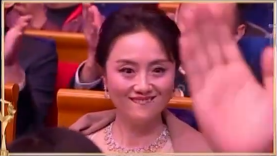 金鸡奖的微表情大赏：贾玲只对张小斐笑，张子枫没拿奖全程黑脸