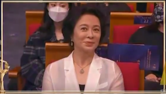 金鸡奖的微表情大赏：贾玲只对张小斐笑，张子枫没拿奖全程黑脸