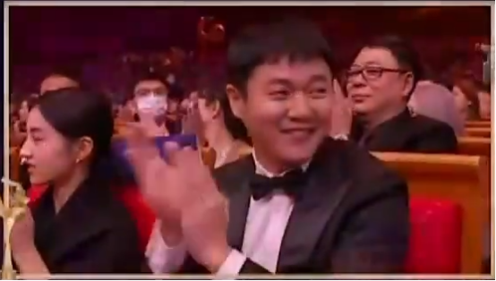 金鸡奖的微表情大赏：贾玲只对张小斐笑，张子枫没拿奖全程黑脸