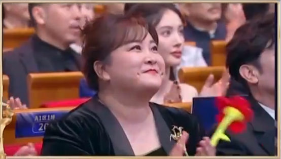 金鸡奖的微表情大赏：贾玲只对张小斐笑，张子枫没拿奖全程黑脸