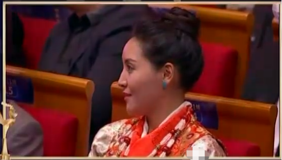 金鸡奖的微表情大赏：贾玲只对张小斐笑，张子枫没拿奖全程黑脸