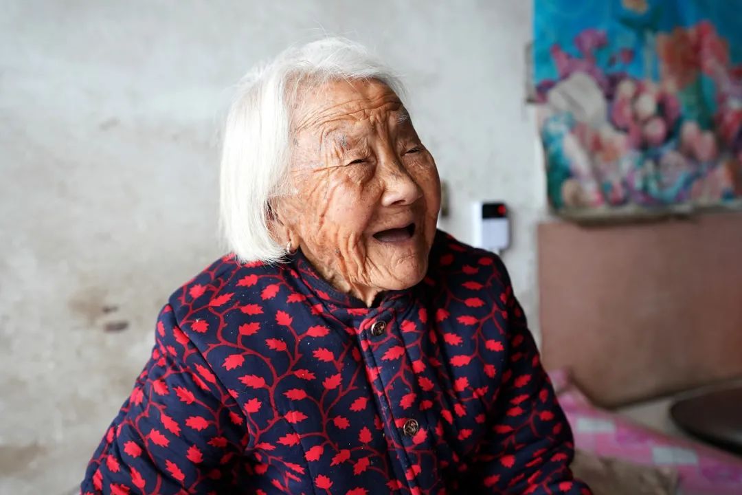在山西省阳高县罗文皂镇管家堡村，百岁老人钮六连在家中休息（12月8日摄）。图片均由新华每日电讯记者詹彦摄