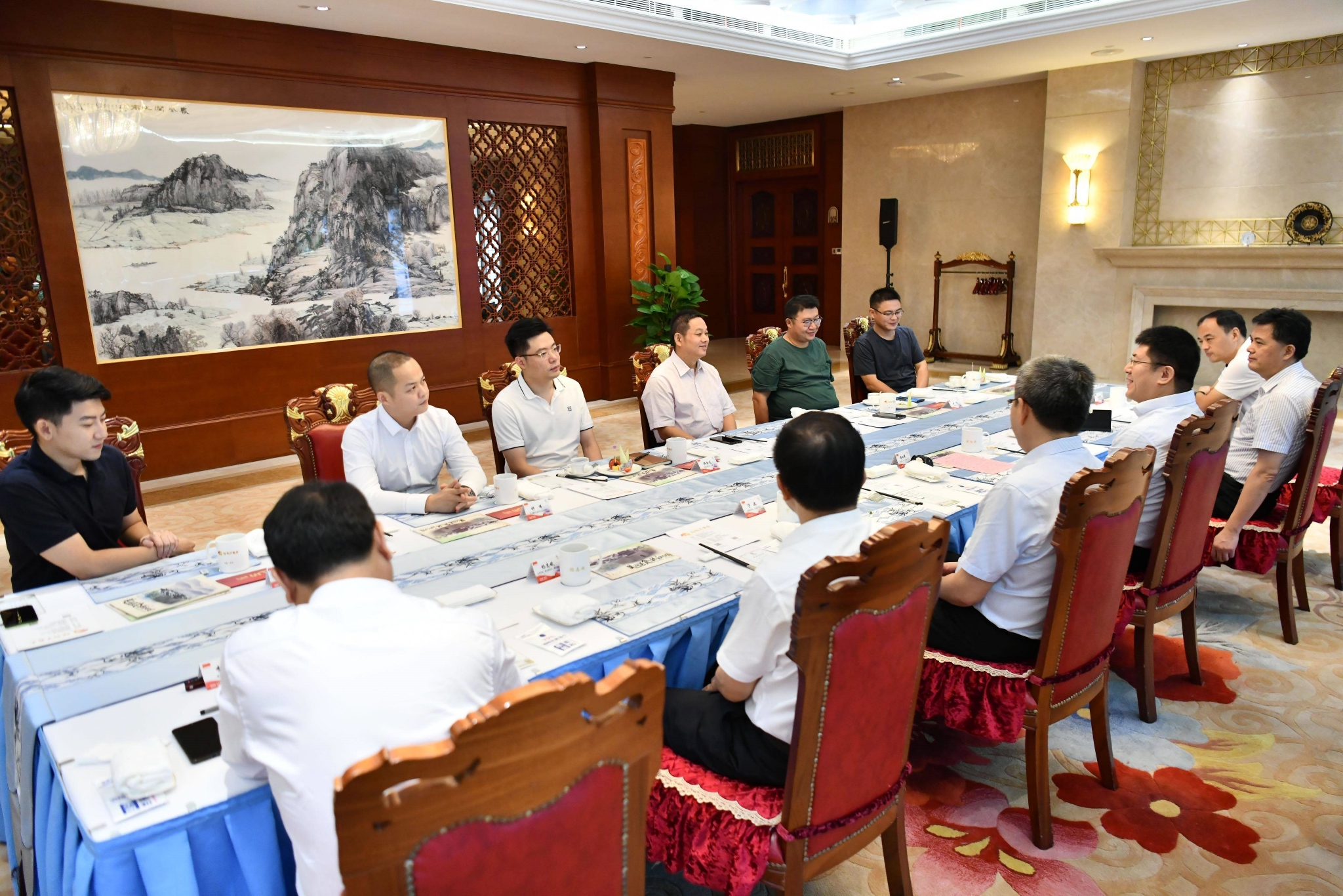 韩金龙受邀参加芜湖“畅聊早餐会”（左三）。芜湖市委宣传部供图