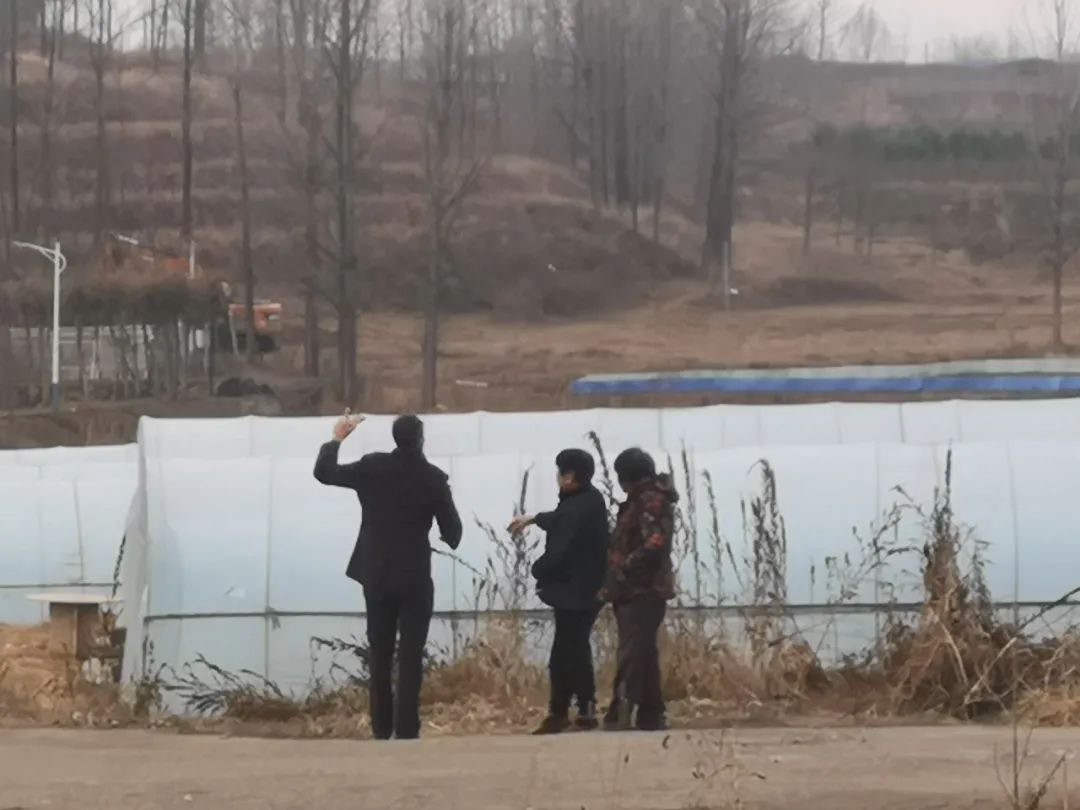 12月12日，赵根富（左一）向吴城镇村民打听陨石消息。新京报记者 李冰洁 摄