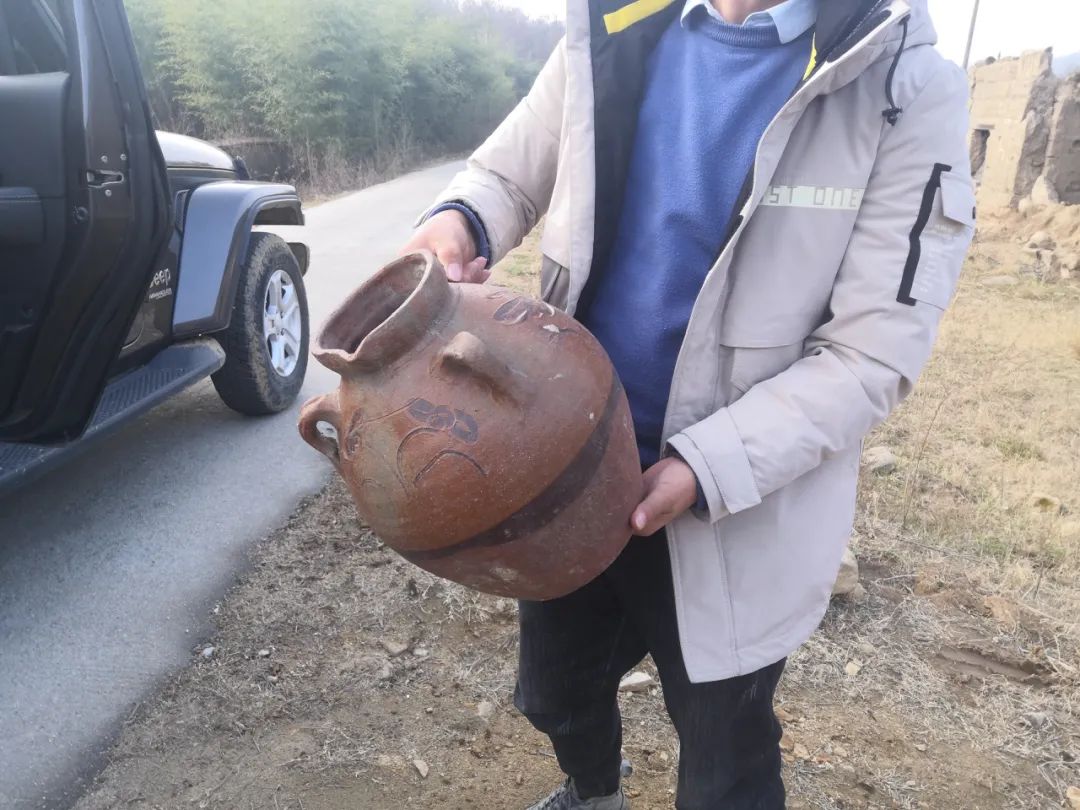12月13日，一行人在随县深山中收获一个土罐子。新京报记者 李冰洁 摄