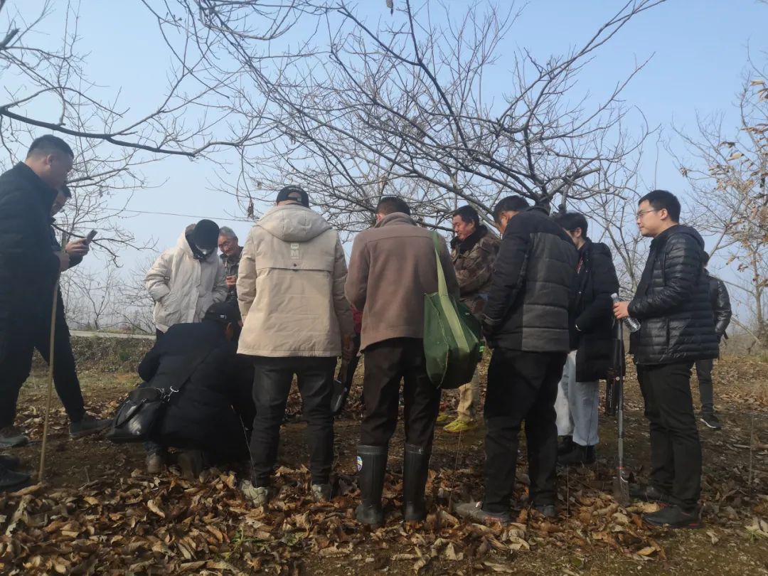 12月13日，众人在林场村听梁飞讲解猎陨技巧。新京报记者 李冰洁 摄