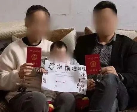 左一为尚女士领到结婚证。图片源自澎湃新闻
